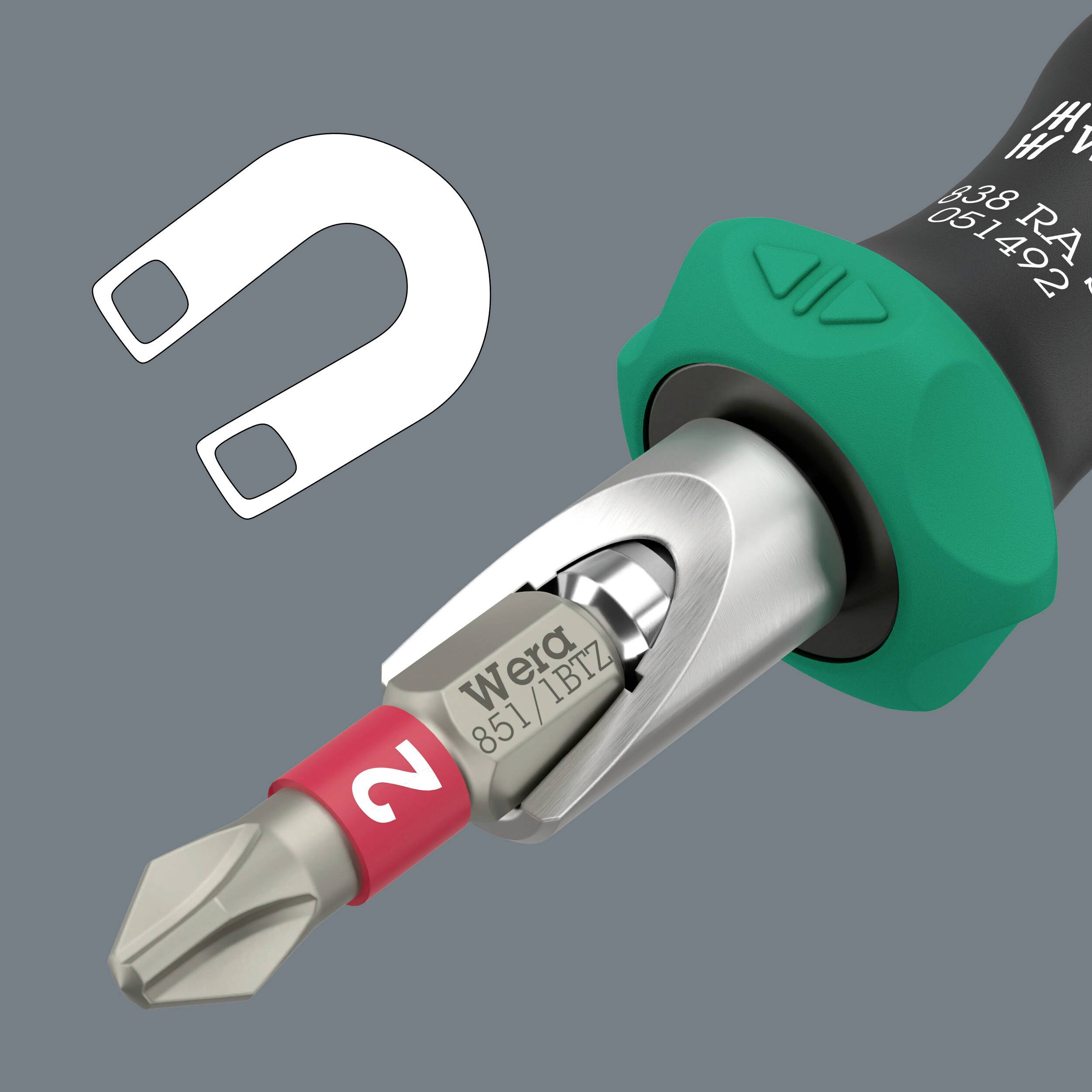 Šroubovák se zelenou rukojetí, stříbrný bit s červeným označením '2'. Vlevo nahoře symbol podkovového magnetu.