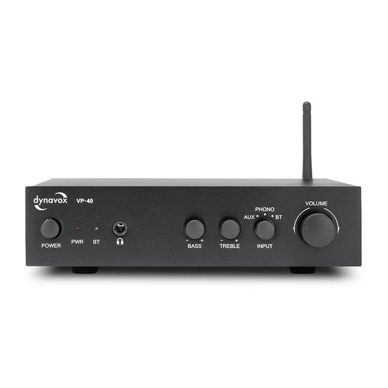 Černý Bluetooth zesilovač s ovladači pro bass, výšky a hlasitost a tlačítky pro zapnutí/vypnutí a výběr zdroje.