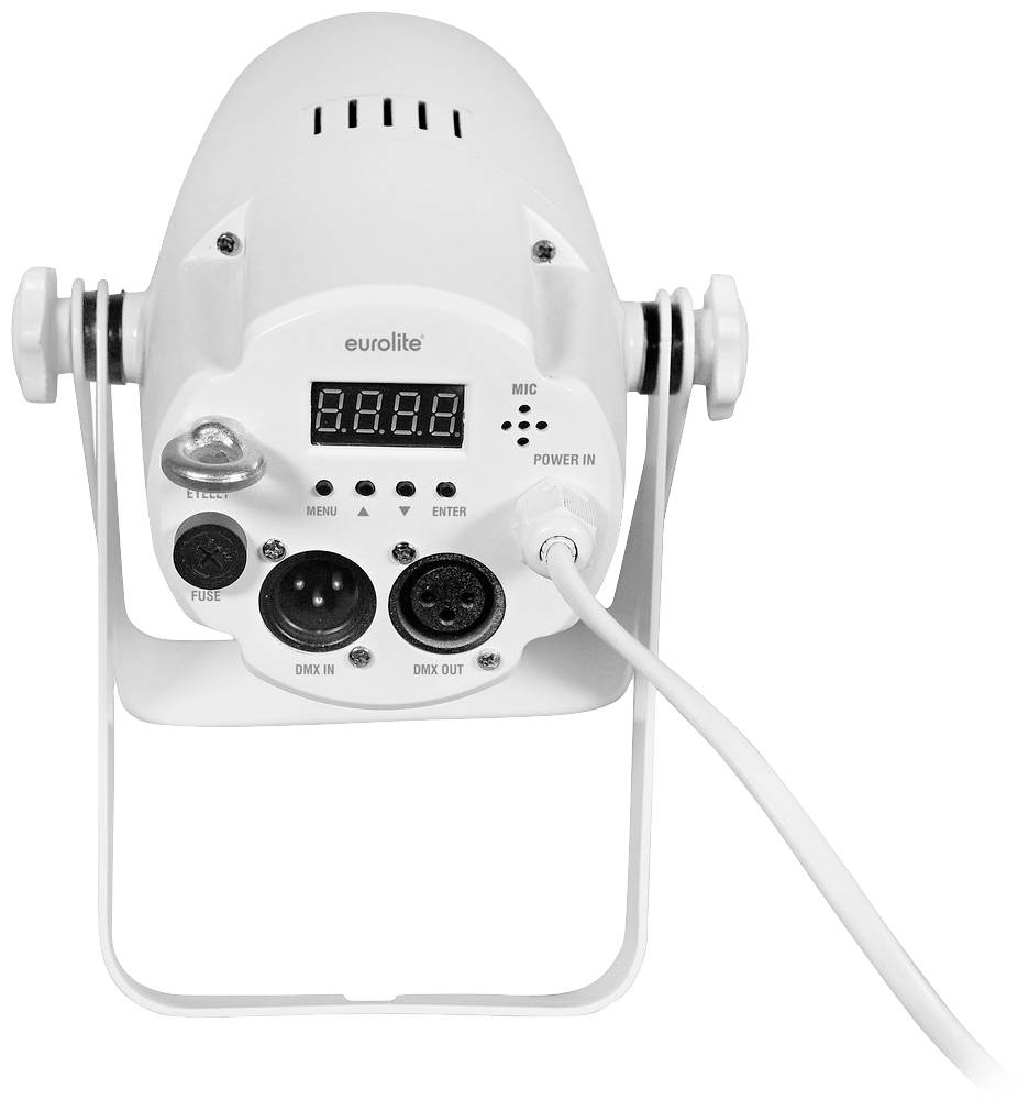 Bílý reflektor značky Eurolite s DMX konektory a digitálním displejem na zadní straně, je umístěn na držáku.