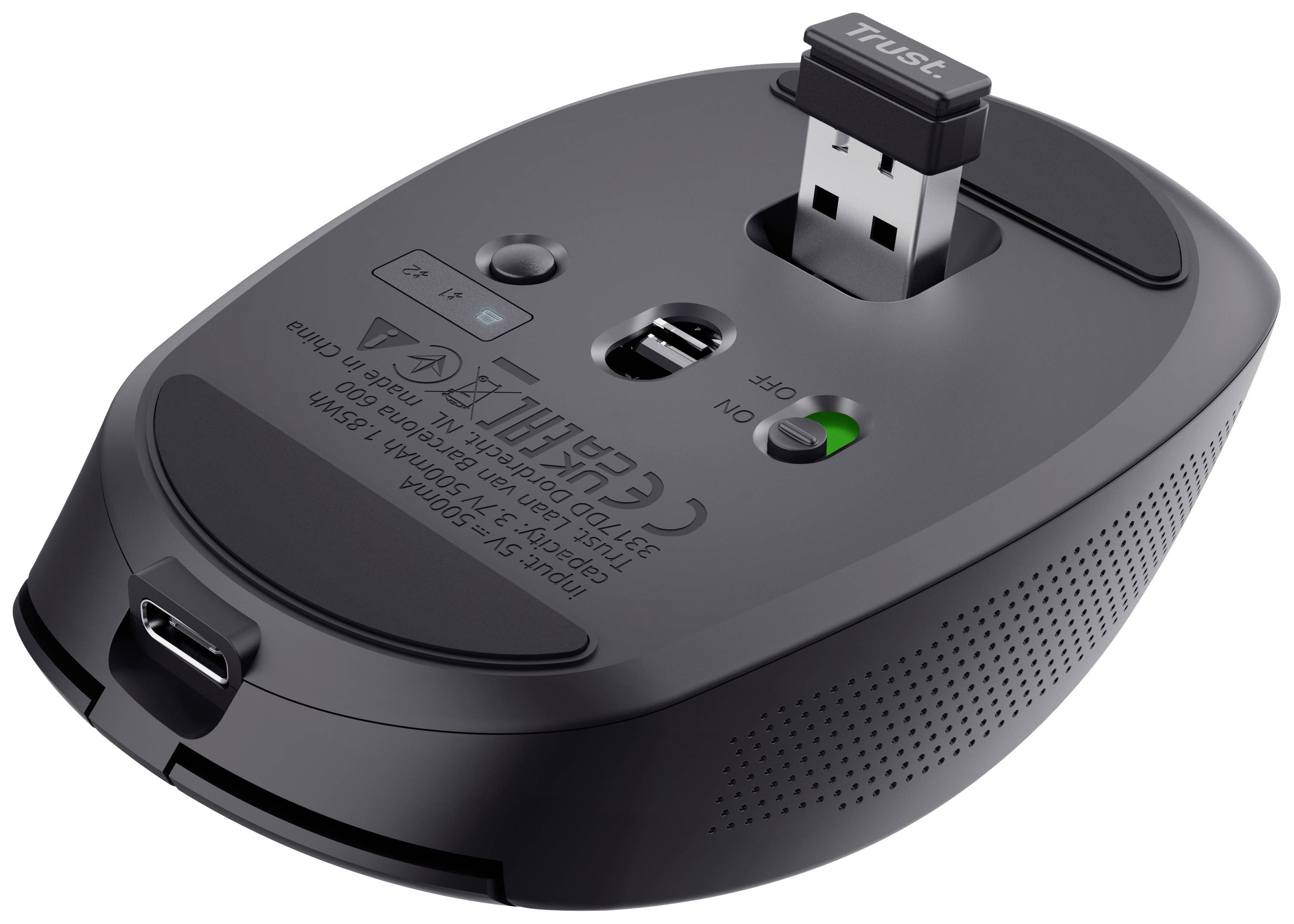 Černá počítačová myš pohledem zespodu, ukazující prostor pro USB dongle, vypínač a USB-C nabíjecí port.
