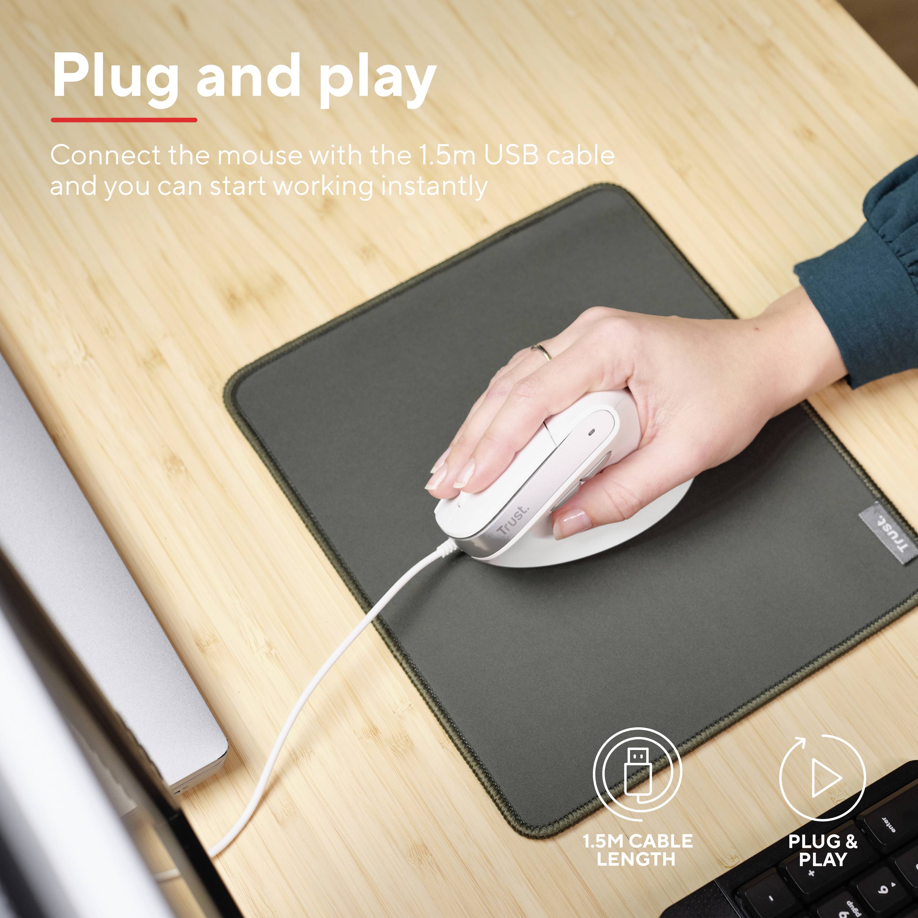 Plug-and-play USB myš na podložce pod myš, ruka ukazuje jednoduché připojení. Ideální pro okamžité použití s 1,5m kabelem.