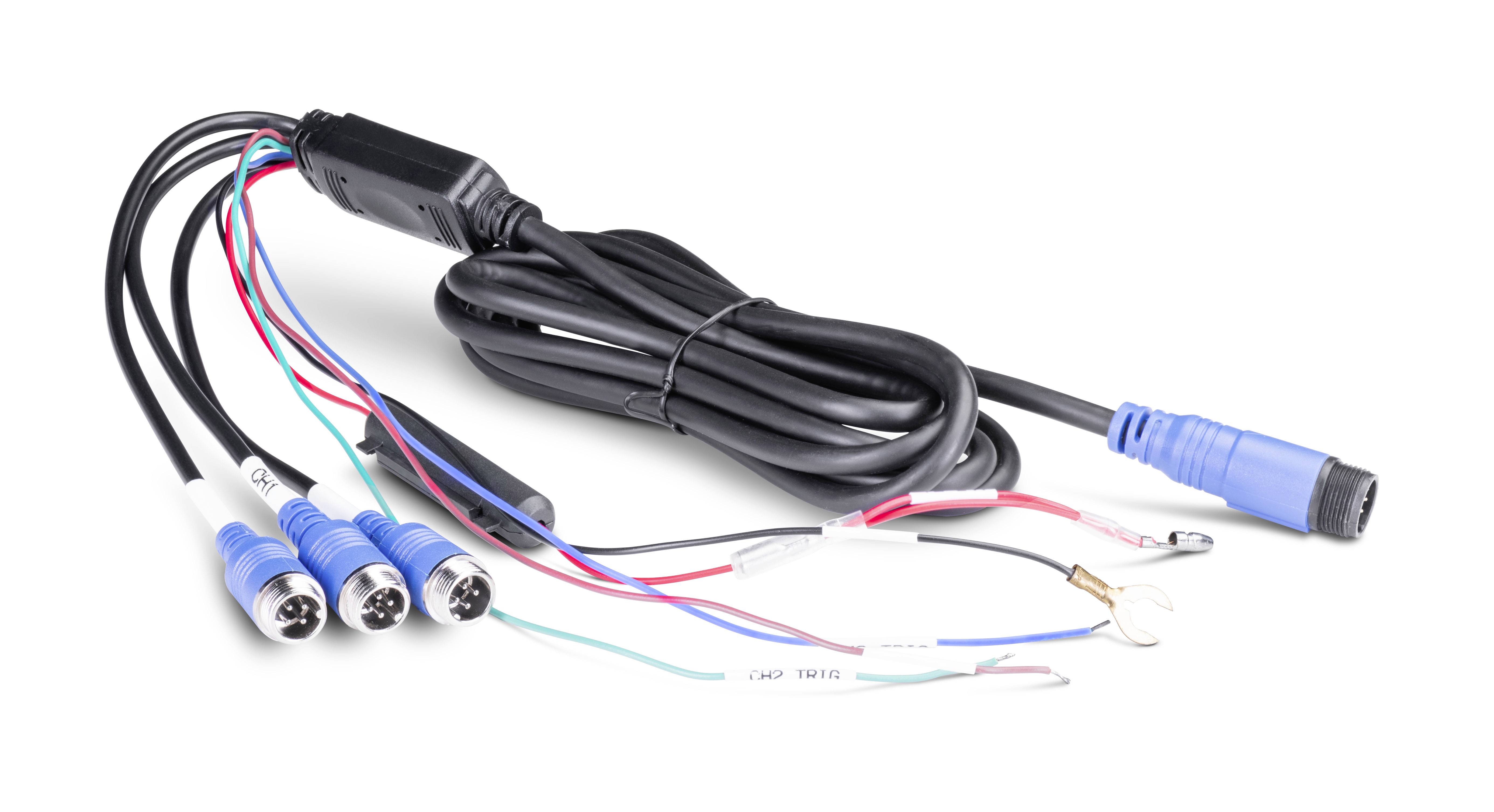 Kabel s několika barevnými konektory a modrým koncem, vhodný pro technické připojení nebo kabelážní účely.