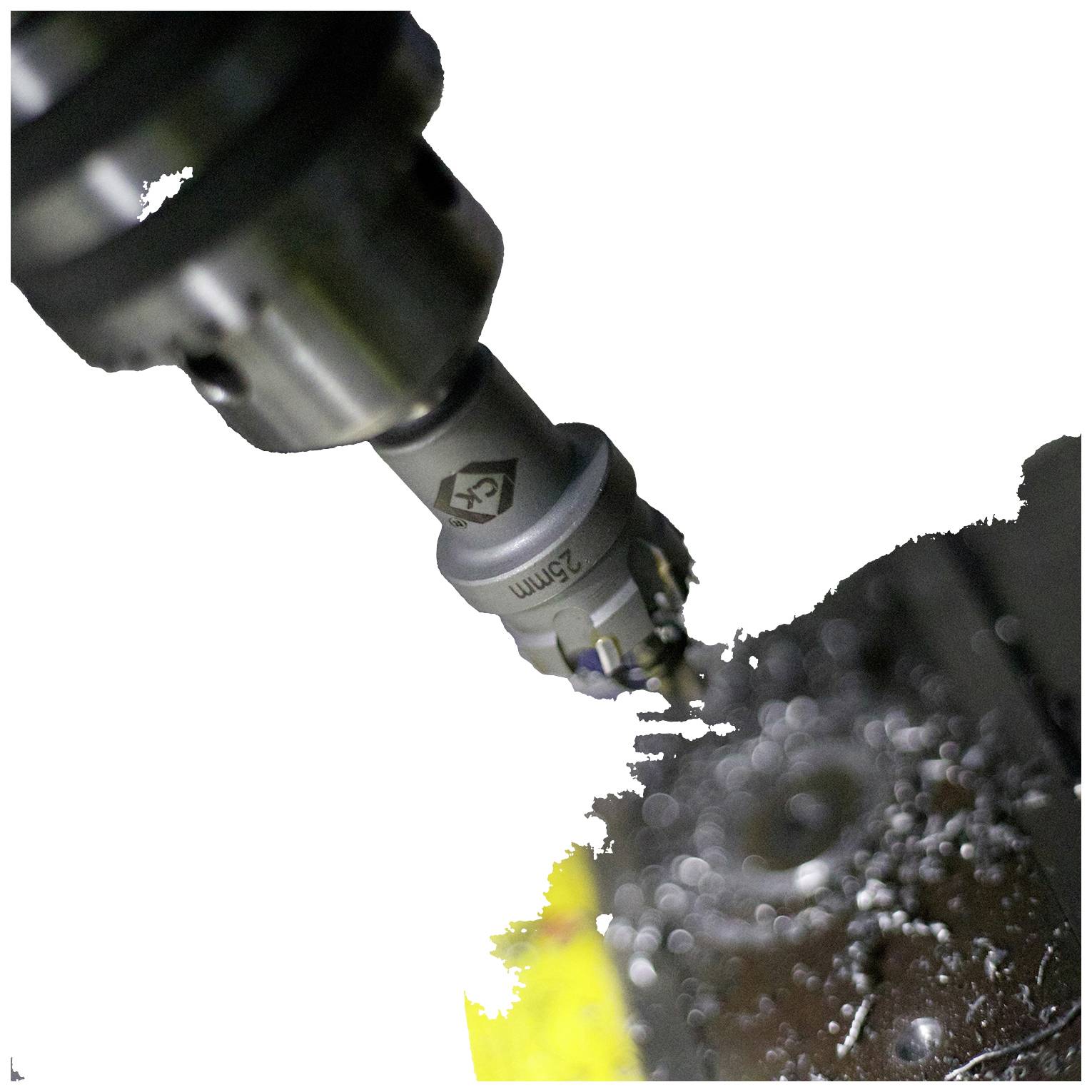 Detailní záběr vrtáku při vrtání do kovu, třísky létají. Vrták má průměr 25 mm a je v akci.