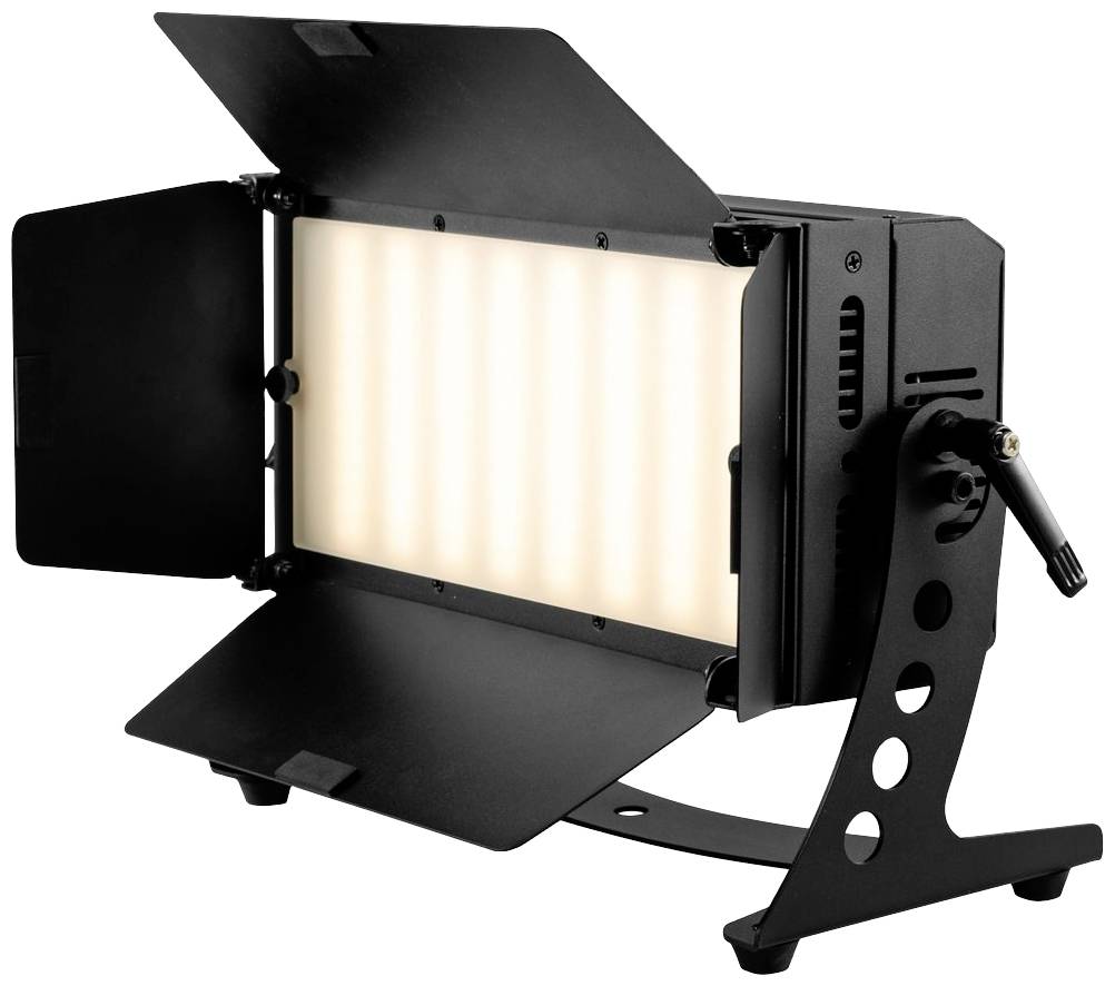 Černá studiová lampa s nastavitelným stojanem. Lampa je zapnutá a poskytuje jasné, rovnoměrné světlo.