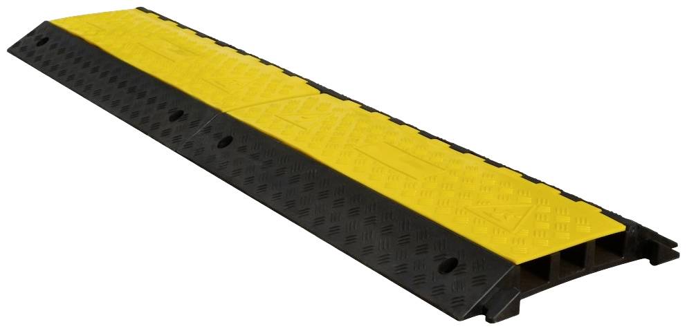 Zpomalovací práh na silnici, žluto-černý, používaný ke zklidnění dopravy a jako výstražný signál pro řidiče.