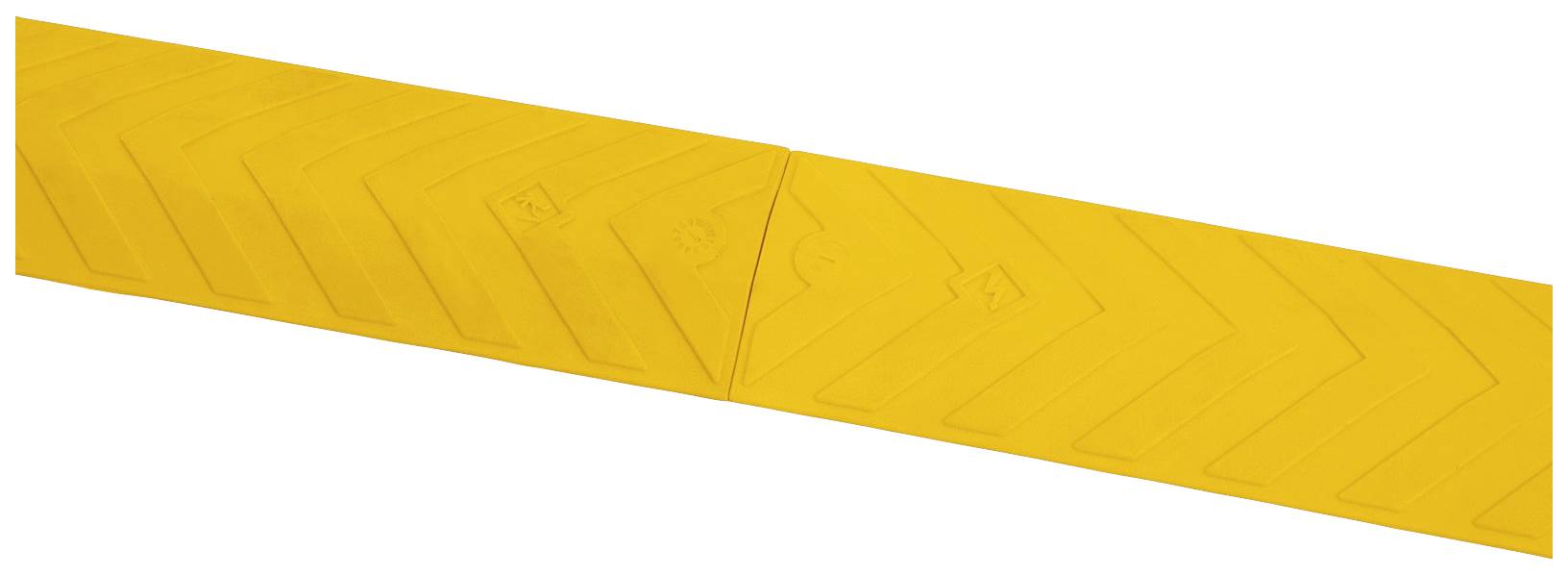 Žlutá dopravní značka na zemi s šikmými šipkami, která označuje směr provozu. Mohla by být součástí silniční nebo parkovací úpravy.