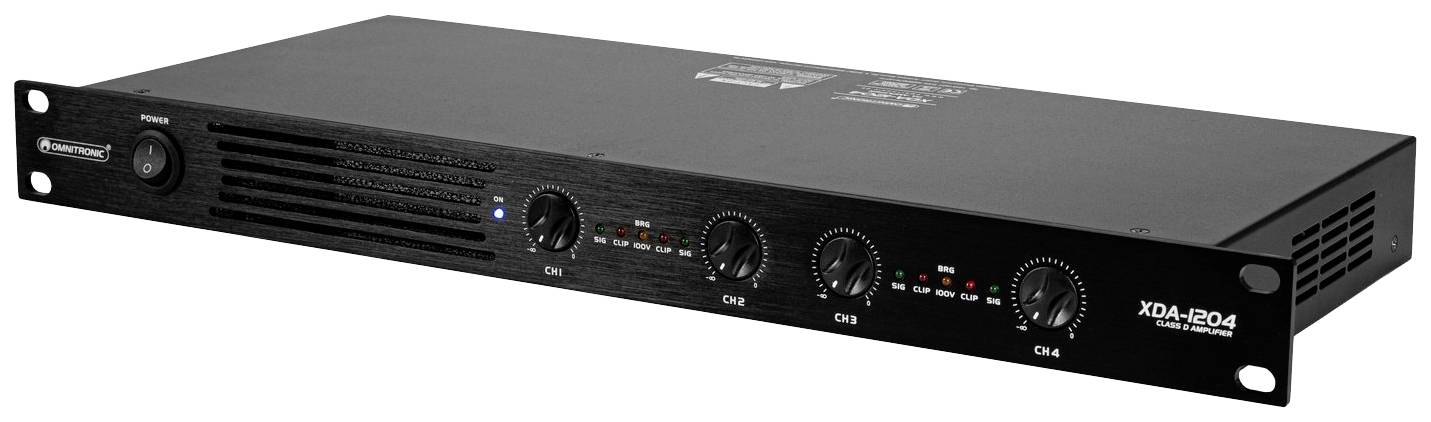 Černý, plochý zesilovač s čtyřmi otočnými ovladači na přední straně a několika větracími otvory, model 'XDA-2404'.