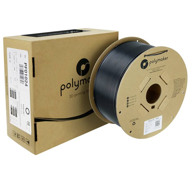 Černošedé 3D tiskové vlákno Polymaker na cívce, vedle své originální obaly. Obal zobrazuje logo značky.