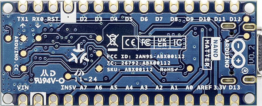 Zadní strana Arduino Nano, potištěná technickými detaily a značkami.