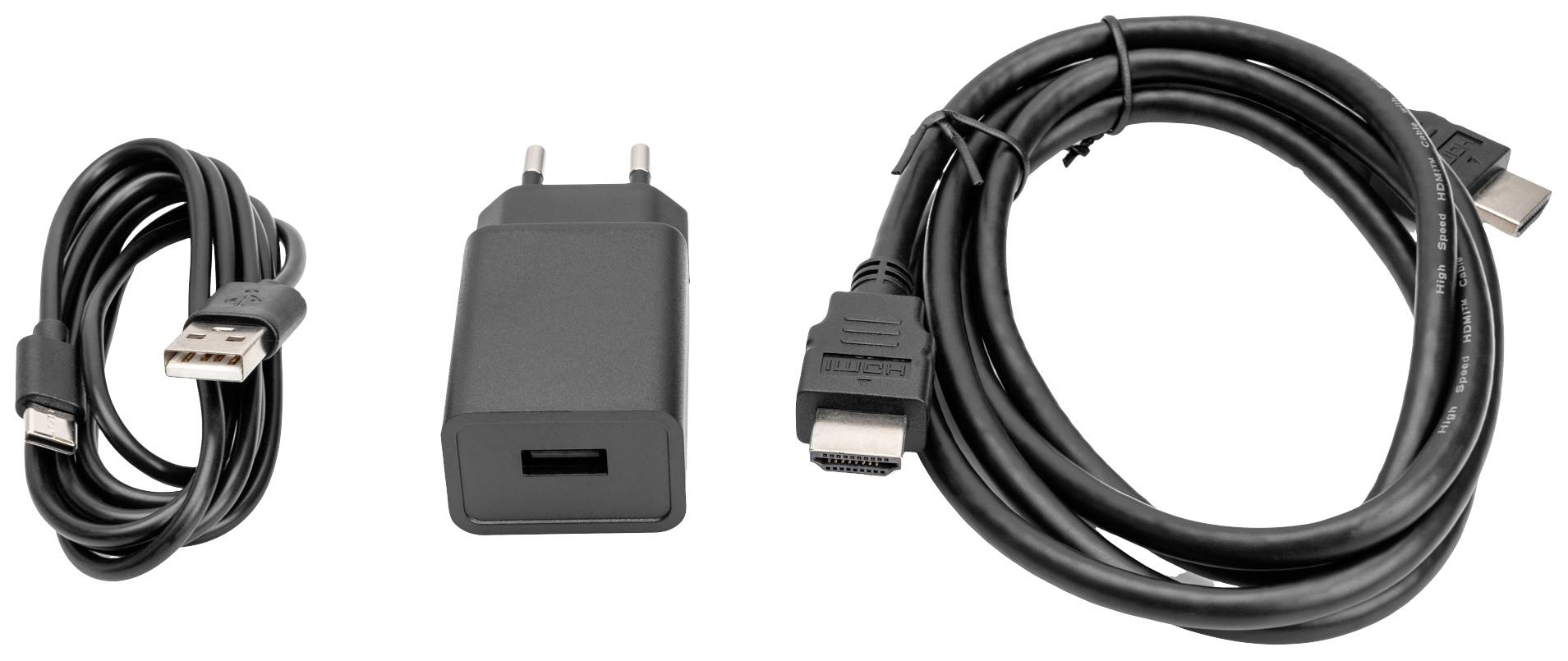 Tři kabely: Vlevo USB kabel se standardním a micro USB konektorem, uprostřed USB napájecí adaptér, vpravo HDMI kabel.
