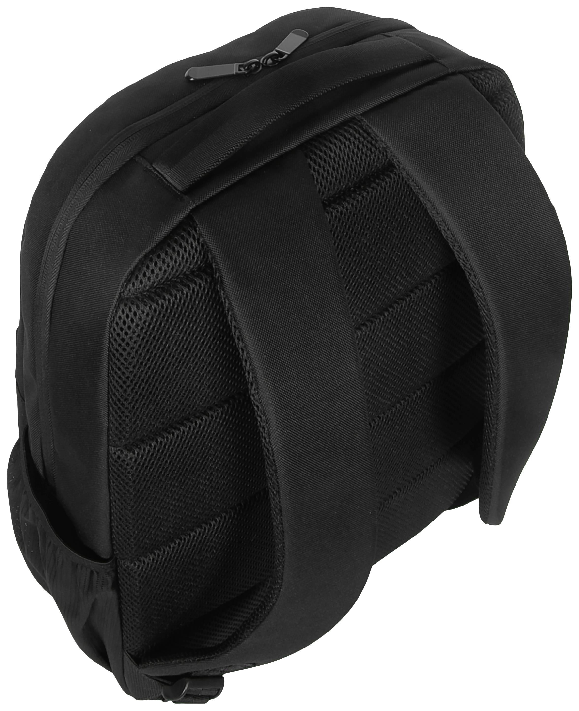 Černý batoh pohledem zezadu s polstrovanými ramenními popruhy a odolným materiálem.
