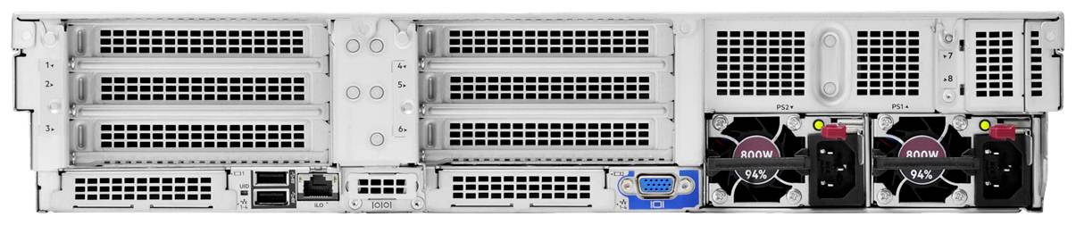 Zadní pohled na server s několika sloty, ventilátory a konektory. Vlevo jsou viditelné USB a síťové porty.