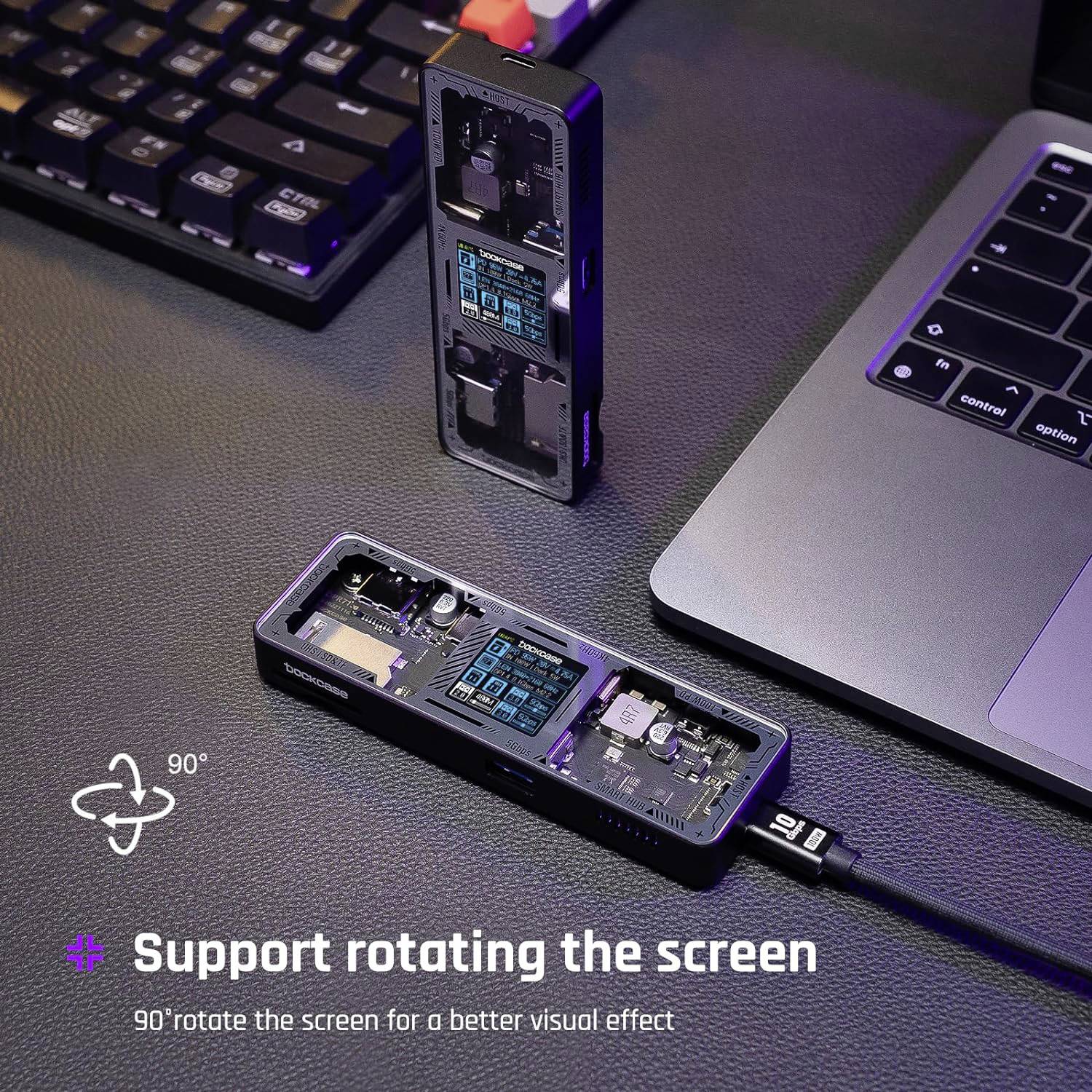 Laptop s připojeným USB hubem, který lze otočit o 90 stupňů, aby umožnil lepší vizuální prezentaci.