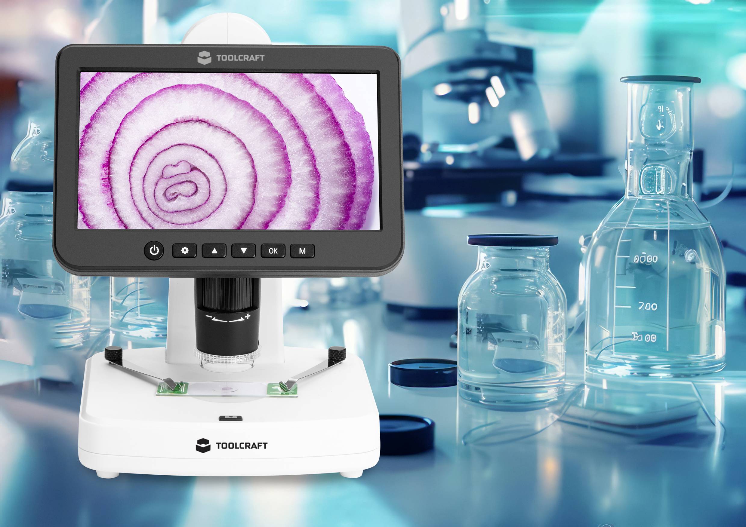 Digitální mikroskop zobrazuje zvětšený snímek červené cibule. V pozadí jsou na laboratorních stolech vidět laboratorní přístroje.