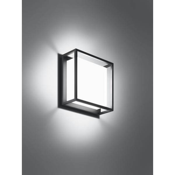Čtvercové, moderní nástěnné svítidlo vyzařuje měkké světlo. Svítidlo má minimalistický, kovový rám.