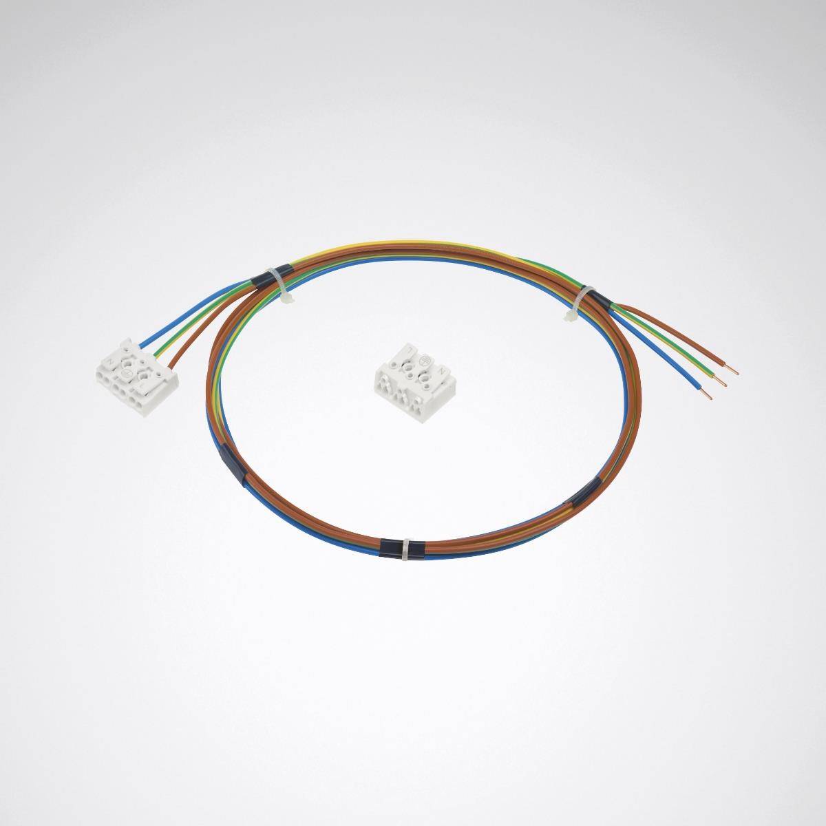 Kabel s několika barevnými vodiči končí v bílém připojovacím bloku. Vedle něj leží samostatný, identický blok.