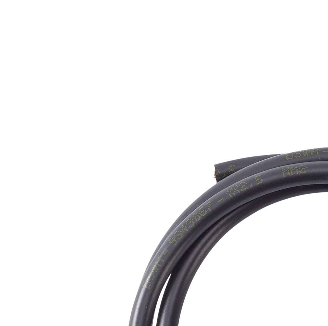 Černý kabel s potiskem na bílém pozadí. Kabel má seříznutý konec.