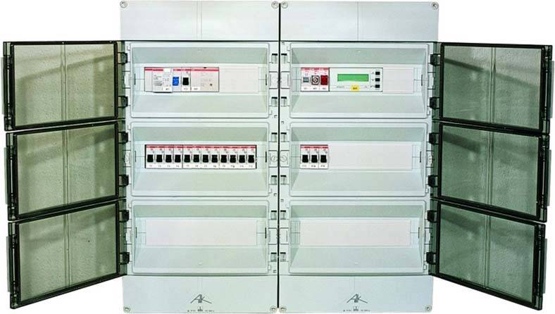Otevřená elektrická rozvodná skříň s několika obvody a pojistkami, rozdělená na dvě sekce, s průhlednými dvířky.