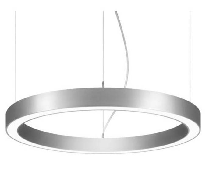 Stříbrná, kruhovitá závěsná lampa s moderním designem, zavěšená na tenkých kabelech, vyzařující jasné světlo dolů.