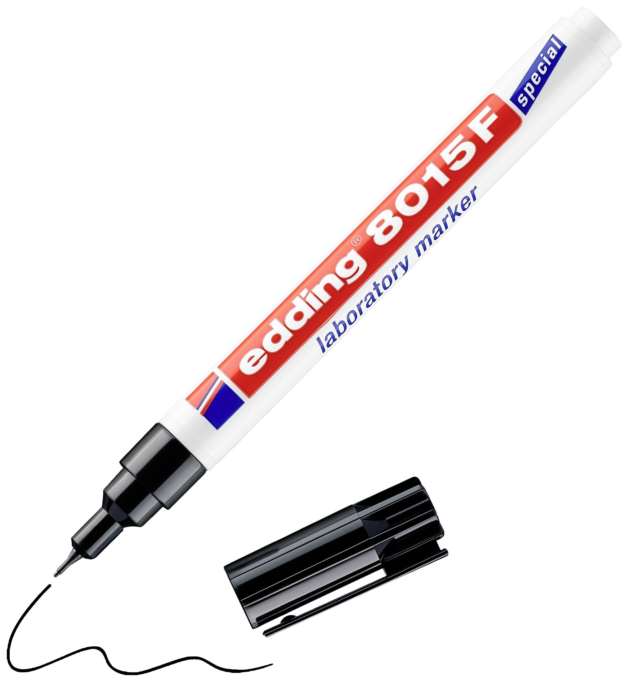 Bílý laboratorní fix s nápisem 'edding 8015 F' a černým inkoustem leží vedle sejmuté černé čepičky.