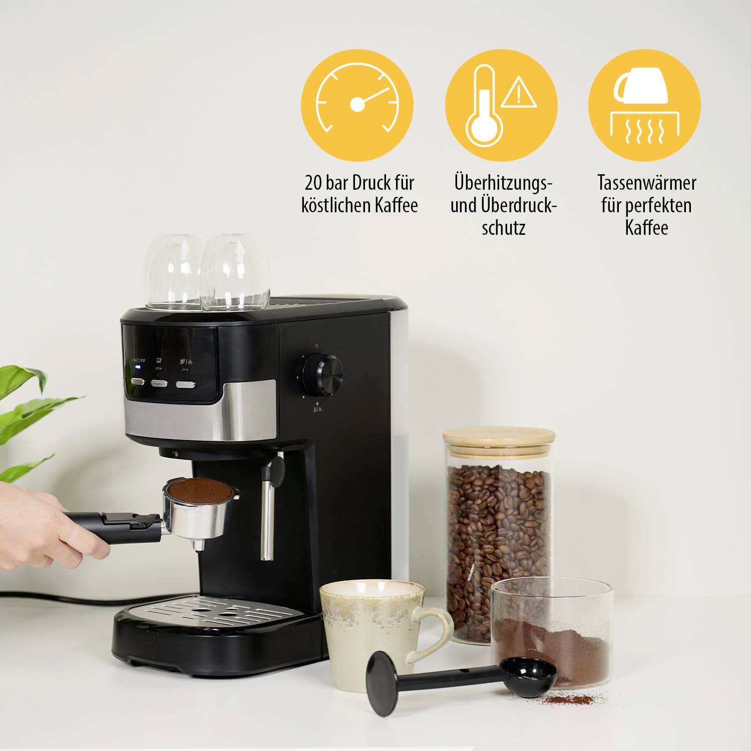 Kávový přístroj s odnímatelným držákem filtru, naplněný šálek kávy a vedle něj kávová mouka. Ikony zobrazují funkce jako tlak a ohřev šálků.