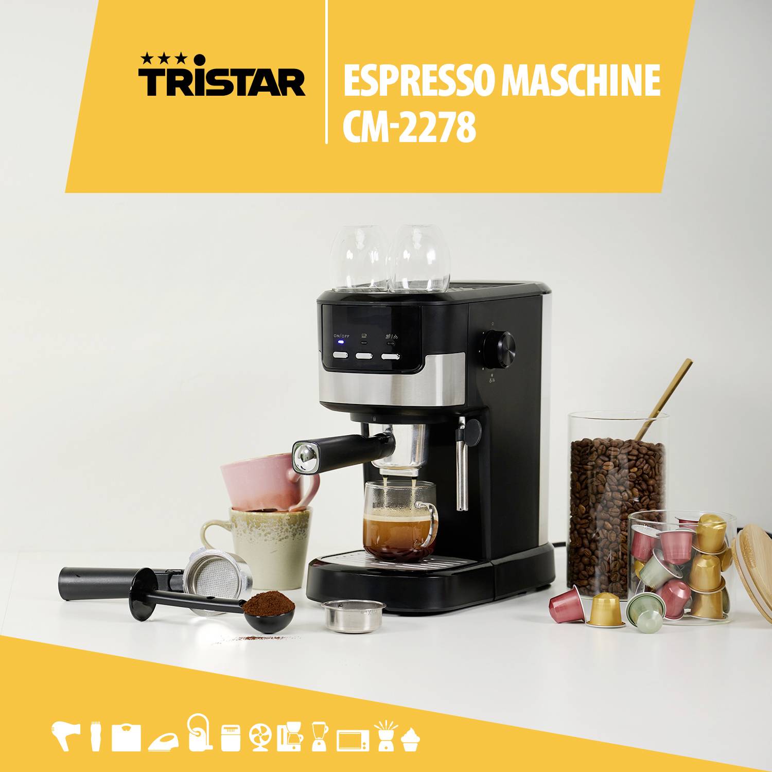 Espresso kávovar na kuchyňské lince, obklopený kávovými šálky, lžičkami, kapsemi a nádobou na kávová zrna. Obal zobrazuje 'Espresso kávovar CM-2278'.