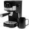 Pákový espresso kávovar s pákou a konvičkou na mléko, černé a stříbrné detaily. Ovládací prvky: Zapnout/Vypnout, káva, pára.