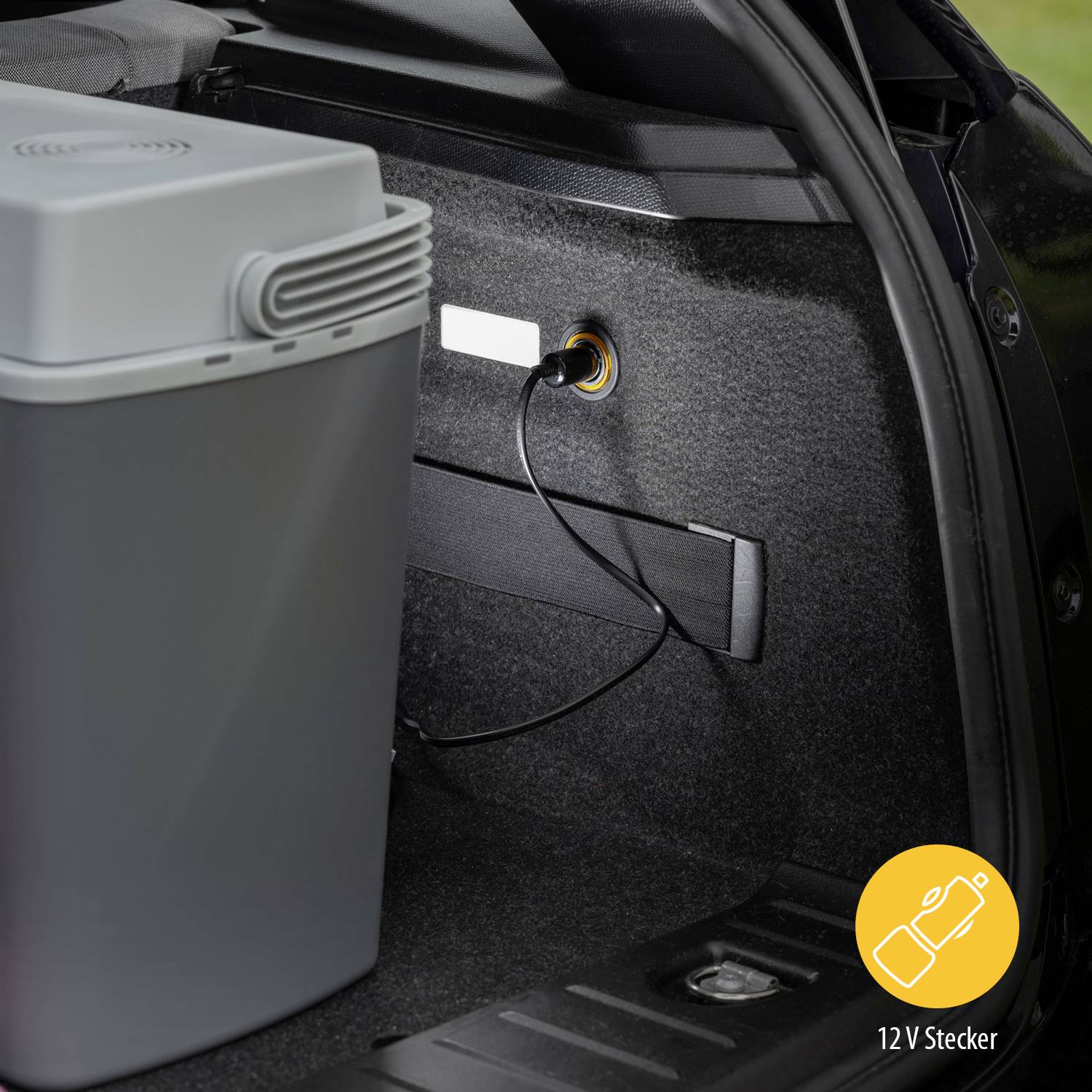 Chladicí box v kufru automobilu, připojený do 12V zásuvky.