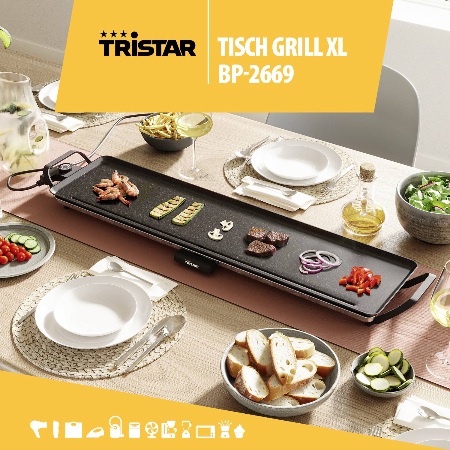 Stolní gril značky Tristar na prostřeném stole, obklopený zeleninou a chlebem. Nahoře je vidět název produktu 'Tisch Grill XL BP-2669'.