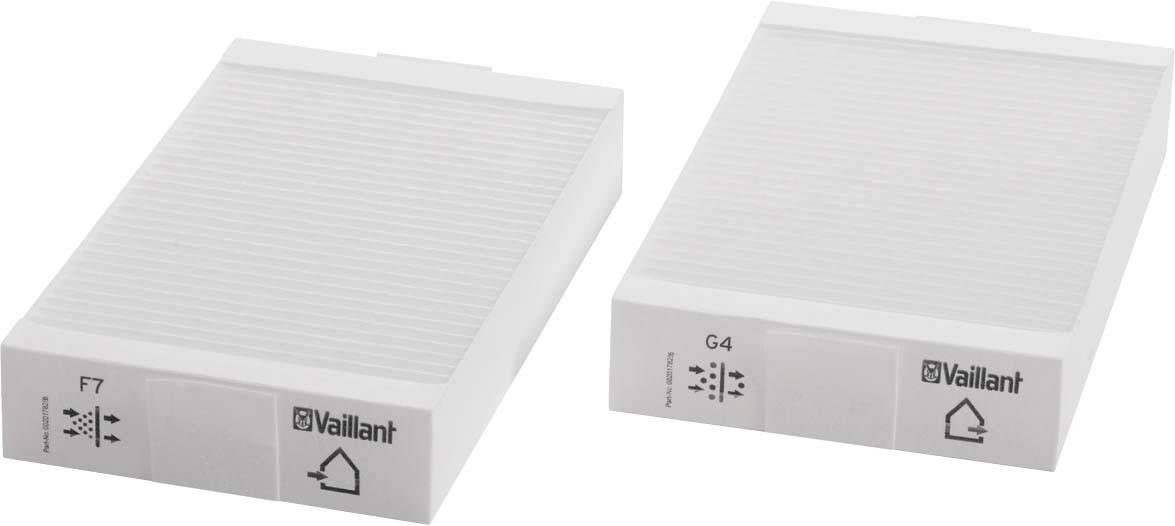 Dva vzduchové filtry značky Vaillant, modely F7 a G4, umístěné vedle sebe, každý obdélníkového tvaru a bílé barvy, vhodné pro ventilační systémy.