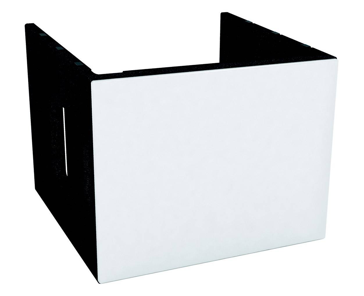 Černý otevřený plastový box s bílou přední stranou a obdélníkovým tvarem.