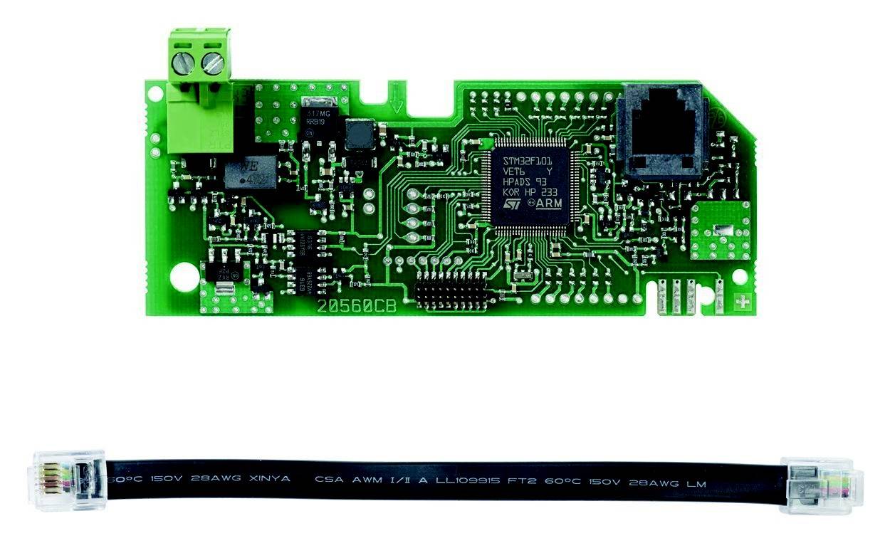 Zelená deska plošných spojů a černý kabel s konektory RJ11.