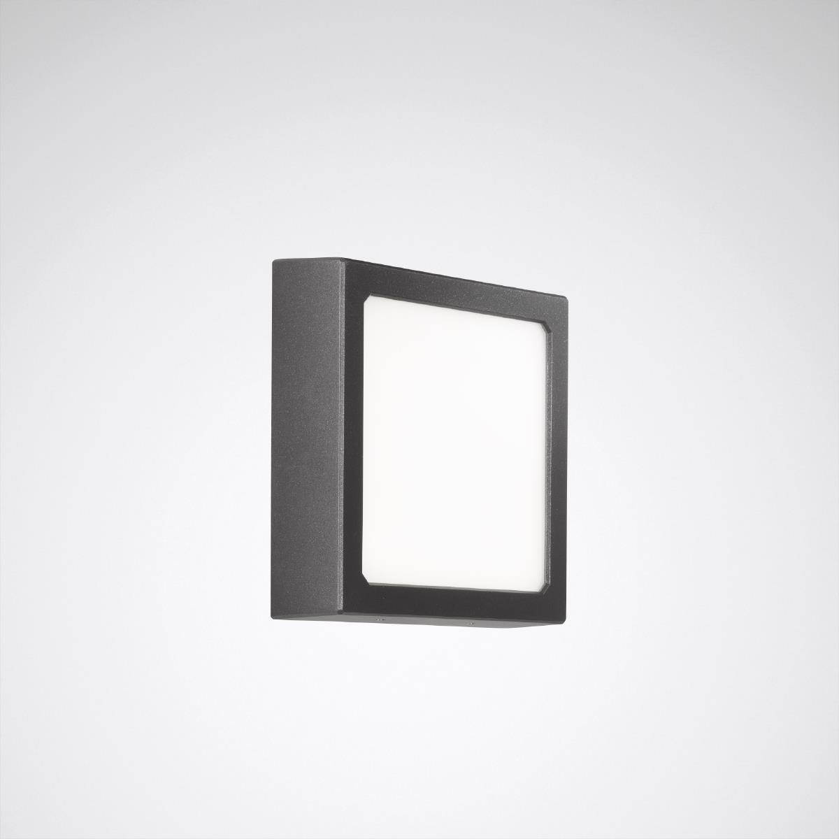 Černé, čtvercové nástěnné svítidlo s bílou světelnou plochou na šedém pozadí. Moderní design vhodný do exteriéru i interiéru.