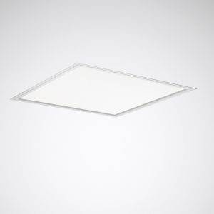 Čtvercové stropní LED svítidlo v místnosti, rovnoměrně osvětlené, s jednoduchým designem, bílý povrch.