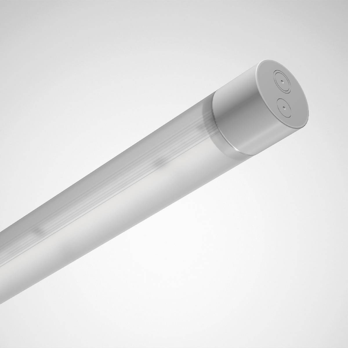 Stříbrná válcovitá LED lampa ležící v diagonále obrazu s matným povrchem.