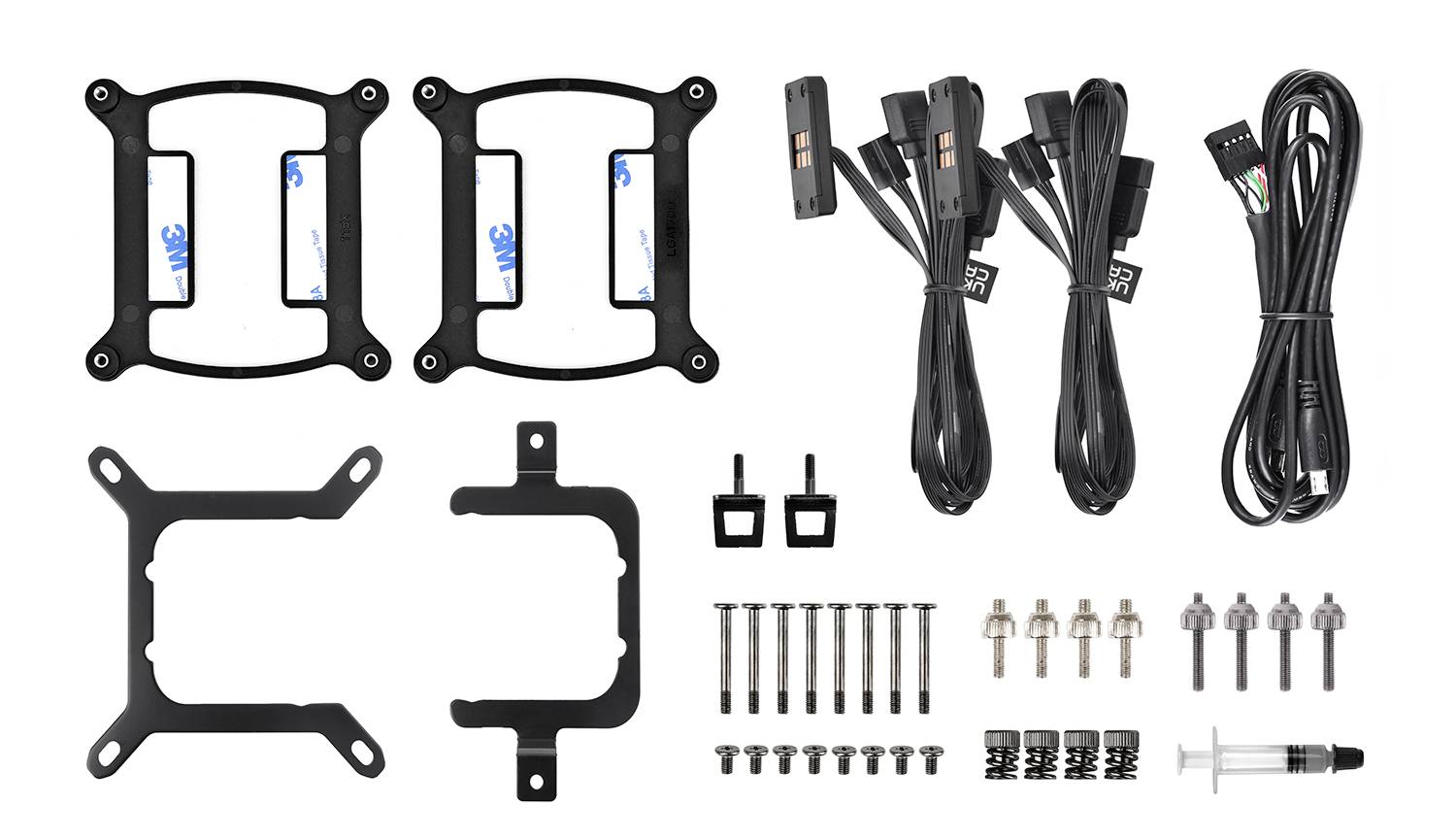 Montážní sada a kabely pro instalaci PC chladiče, včetně šroubů, úchytů a teplovodivé pasty.