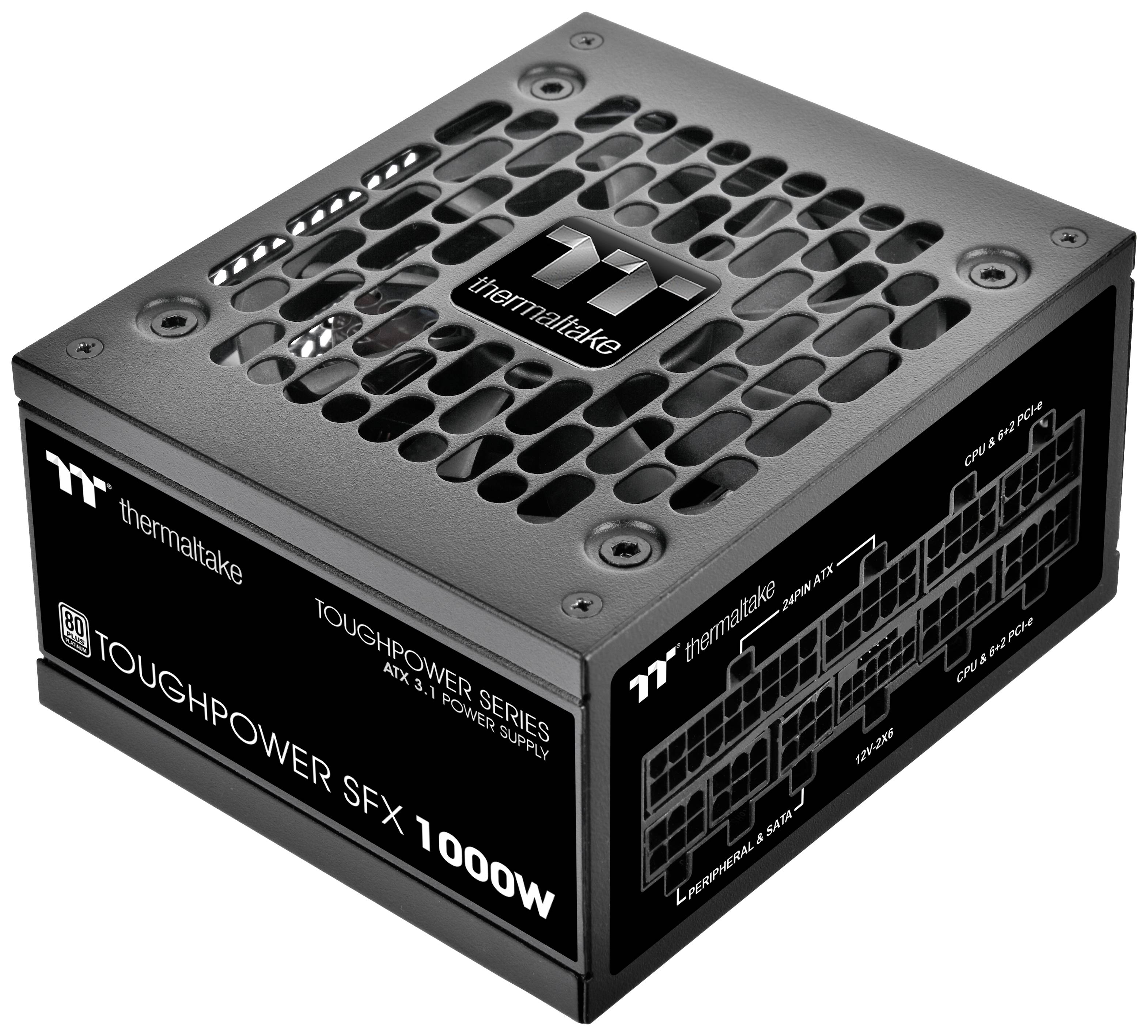 Černý napájecí zdroj ve tvaru kostky s nápisem 'Thermaltake Toughpower SFX 1000W'. Zobrazuje konektory a větrací otvory.