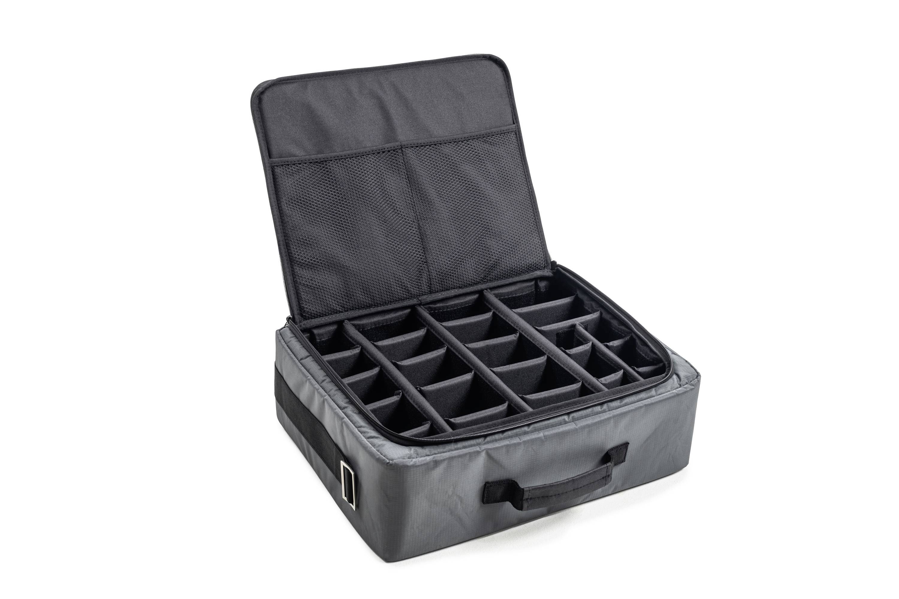 Šedá přenosná taška s otevřeným víkem a nastavitelnými přihrádkami pro uskladnění. Ideální pro organizaci příslušenství nebo elektroniky.