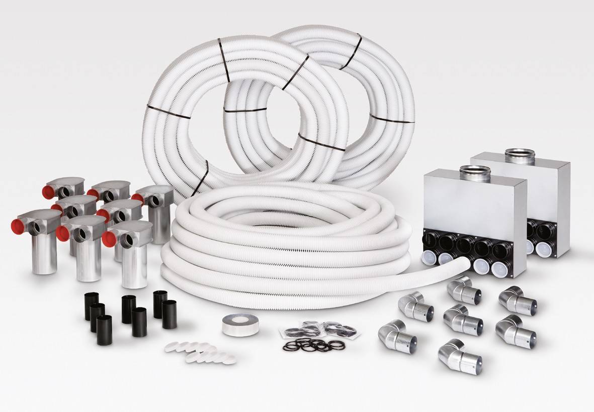 Různé sanitární a topné instalační materiály, včetně hadic, ventilů, adaptérů a připojovacích kusů.