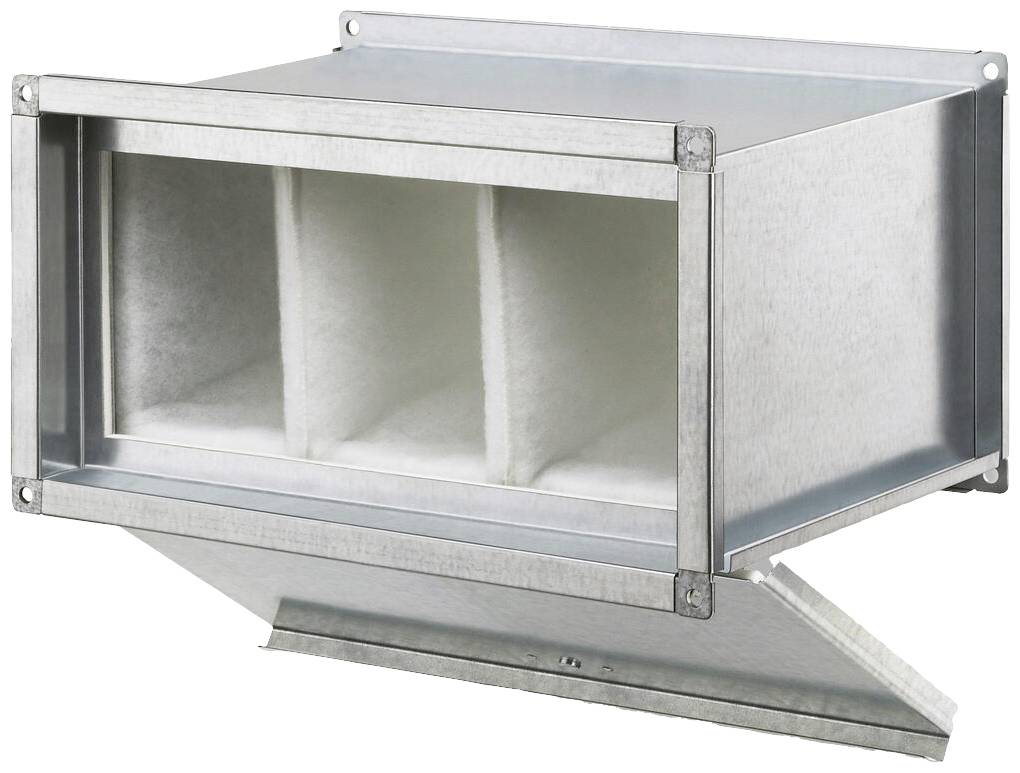 Pravoúhlý kovový filtrační box se třemi vnitřními filtry a otevřenou spodní částí, používaný v systémech větrání.
