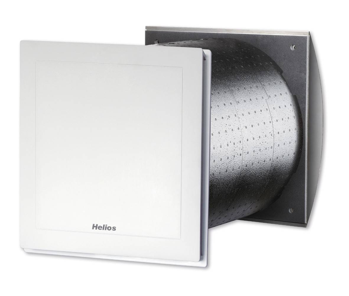 Bílý větrací ventilátor značky Helios s kulatým kanálovým nástavcem, vhodný pro nástěnnou montáž za účelem cirkulace vzduchu.