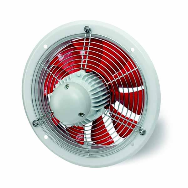 Průmyslový potrubní ventilátor s červeným oběžným kolem a ochrannou mříží, vhodný pro montáž na stěnu nebo strop, poskytuje efektivní cirkulaci vzduchu.