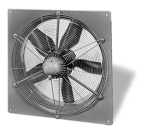 Čtvercový kovový ventilátor s pěti černými lopatkami, určený k chlazení a větrání místností, namontovaný na stěně.