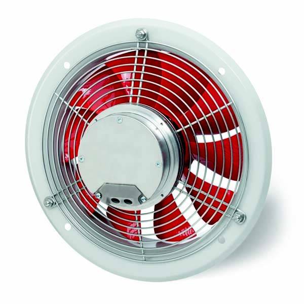 Kulatý nástěnný ventilátor s červeným oběžným kolem a ochranným košem, vhodný pro průmyslové větrání.