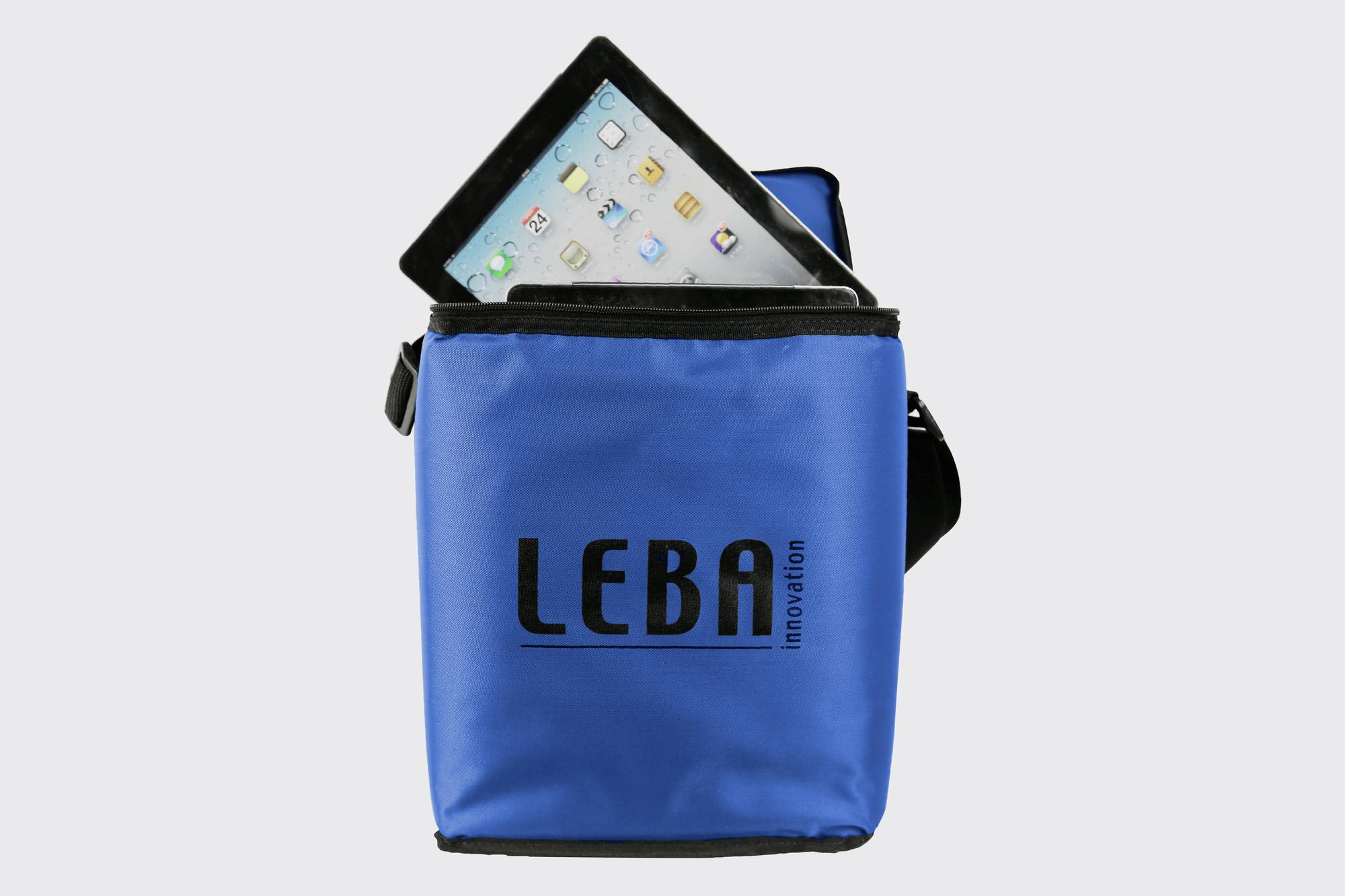 Obrázek zobrazuje modrou tašku s tabletem, který z ní částečně vyčnívá. Na tašce je nápis 'LEBA innovation'.