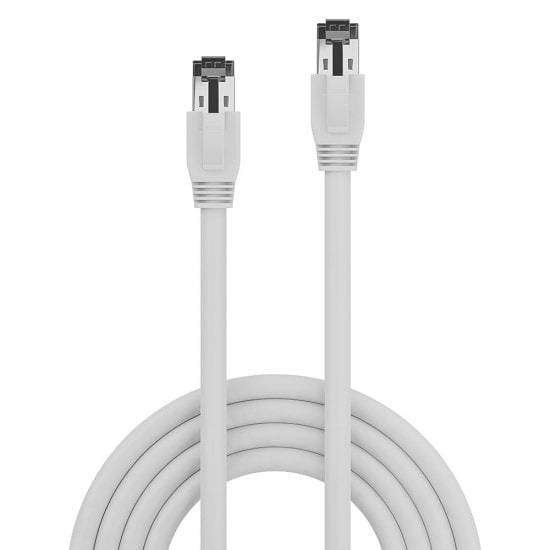 Dva bílé ethernetové kabely s konektory RJ45 stojí vertikálně vedle sebe před bílým pozadím.