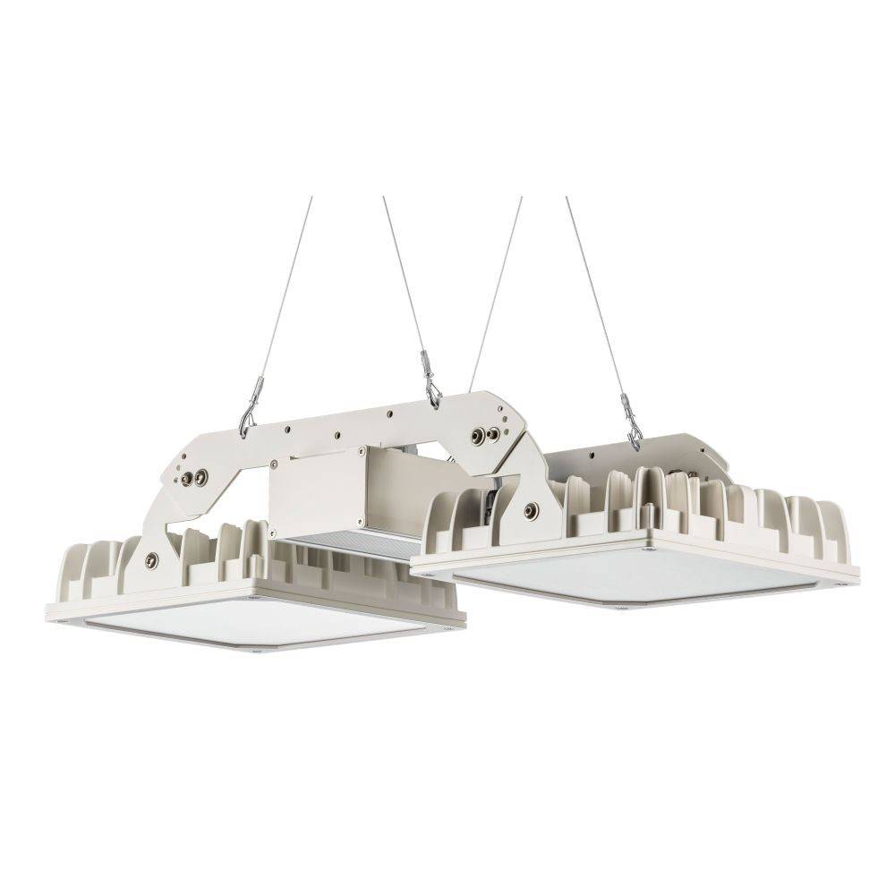 Dvě bílé průmyslové LED svítilny visí na lanech. Mají obdélníkový design s žebry pro odvod tepla.
