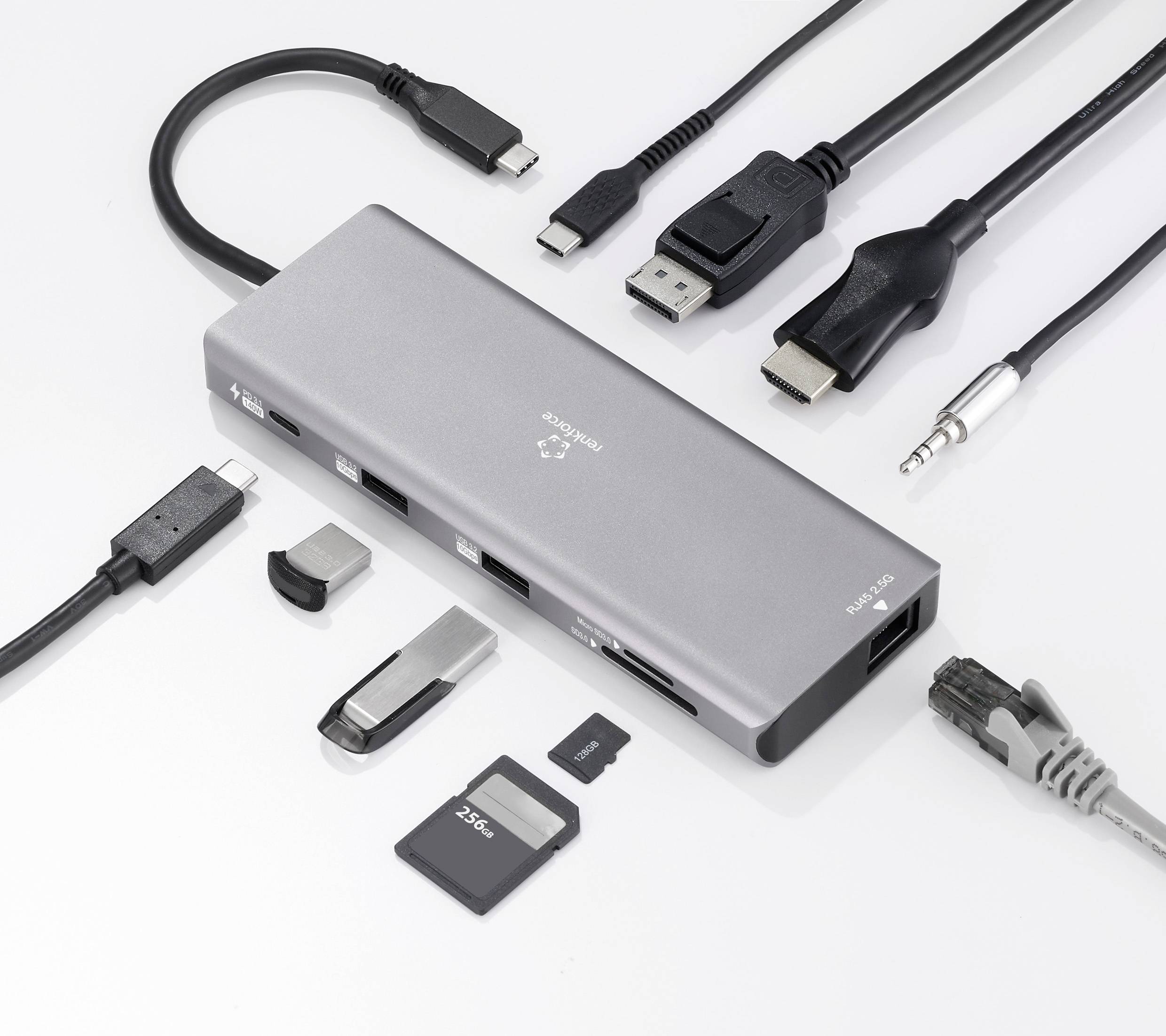 Šedý USB hub s několika porty, včetně HDMI, USB, USB-C a čtečky karet, obklopený různými typy kabelů.