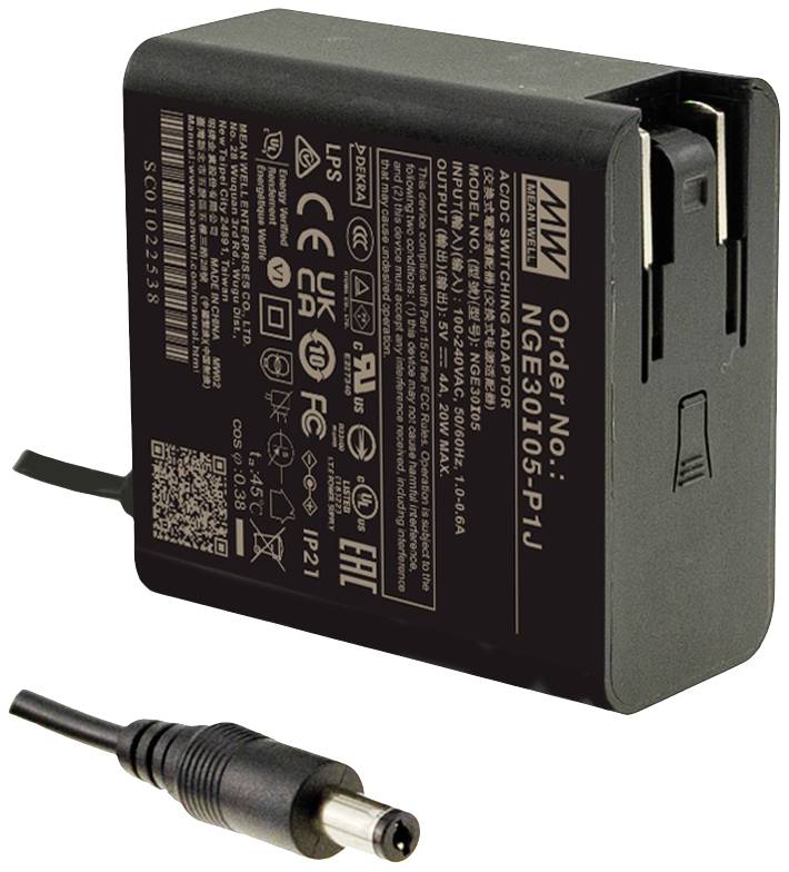 Černý napájecí zdroj s vyobrazenou elektrickou zásuvkou a síťovou zástrčkou. Na povrchu jsou uvedeny technické specifikace a bezpečnostní certifikace.