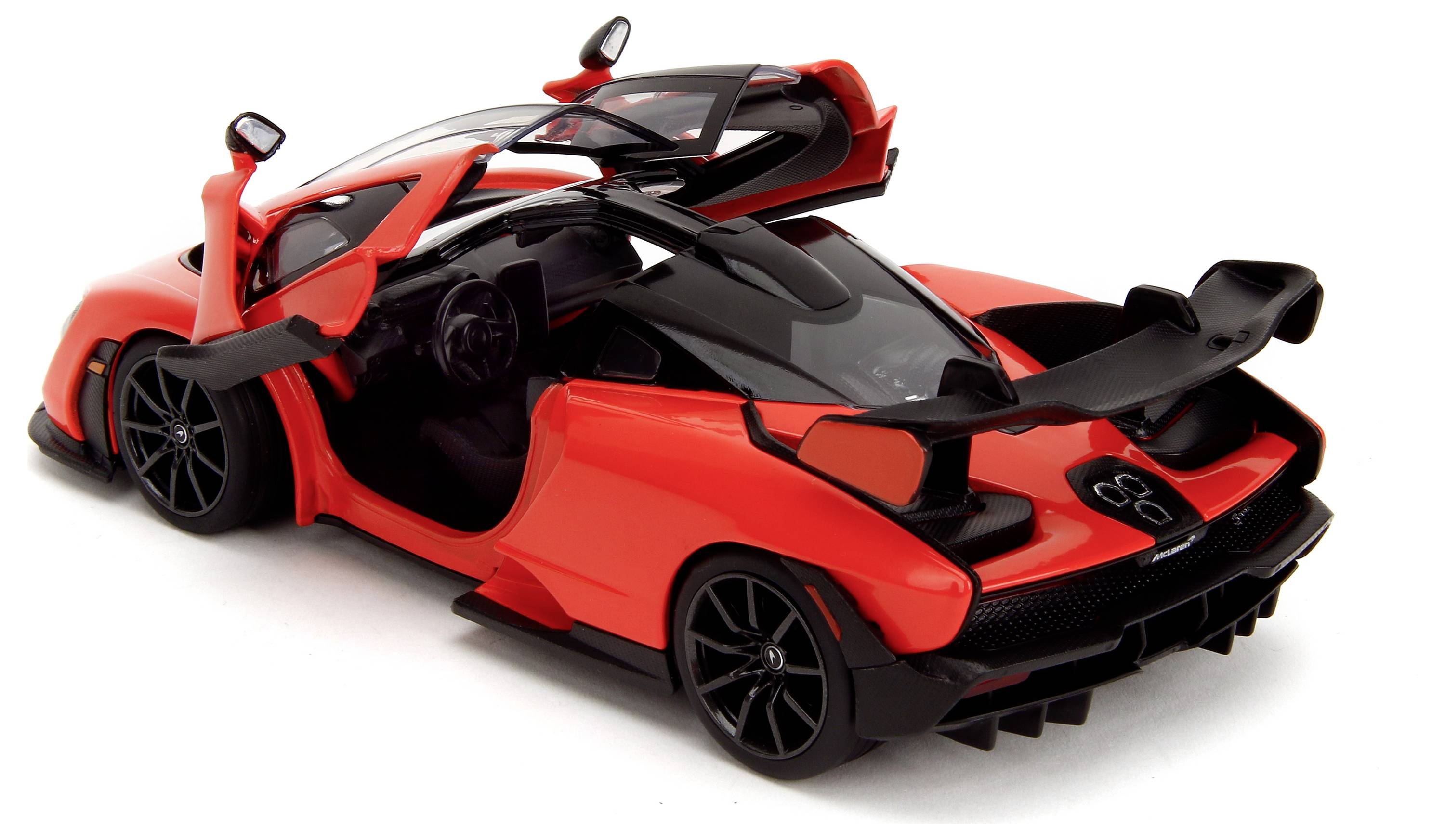 Červený sportovní vůz s otevřenými křídlovými dveřmi a zadním křídlem, boční pohled zezadu, který poukazuje na aerodynamiku a design.